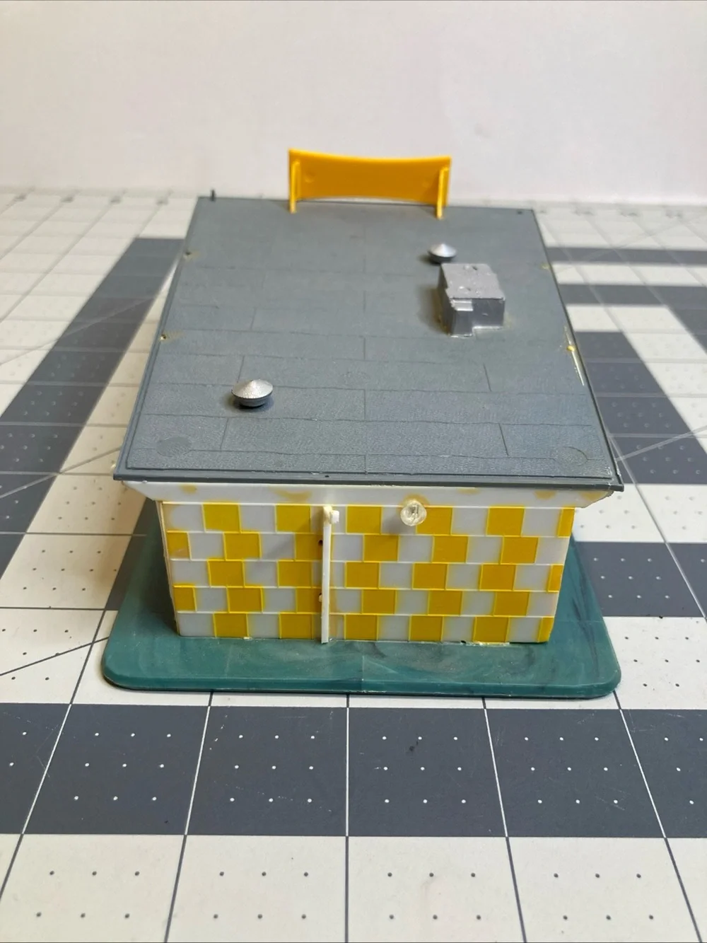Life-Like HO 1:87 Freezee Drive-in Ice Cream Shop Roadside Stand Built